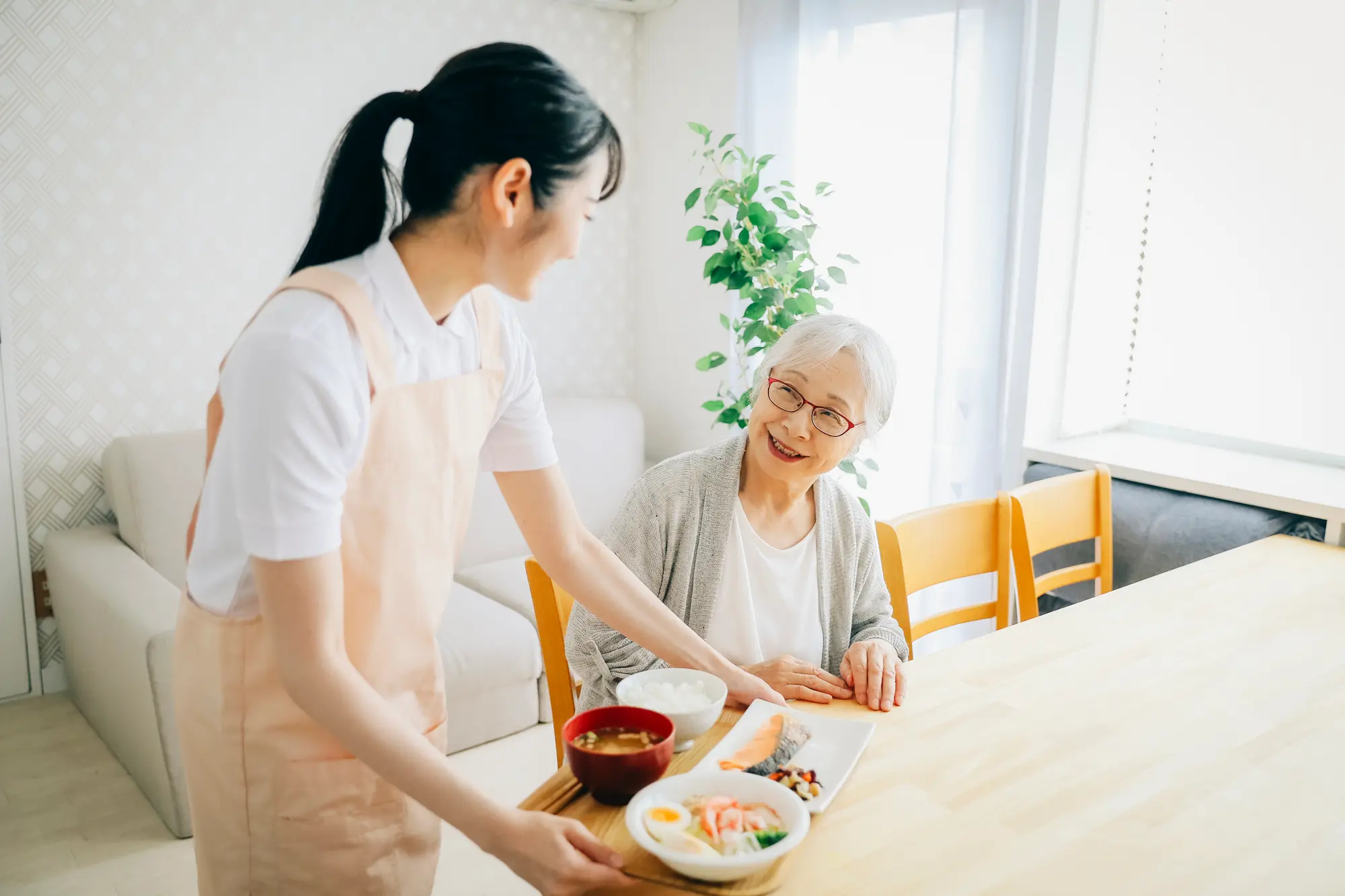 配膳する女性